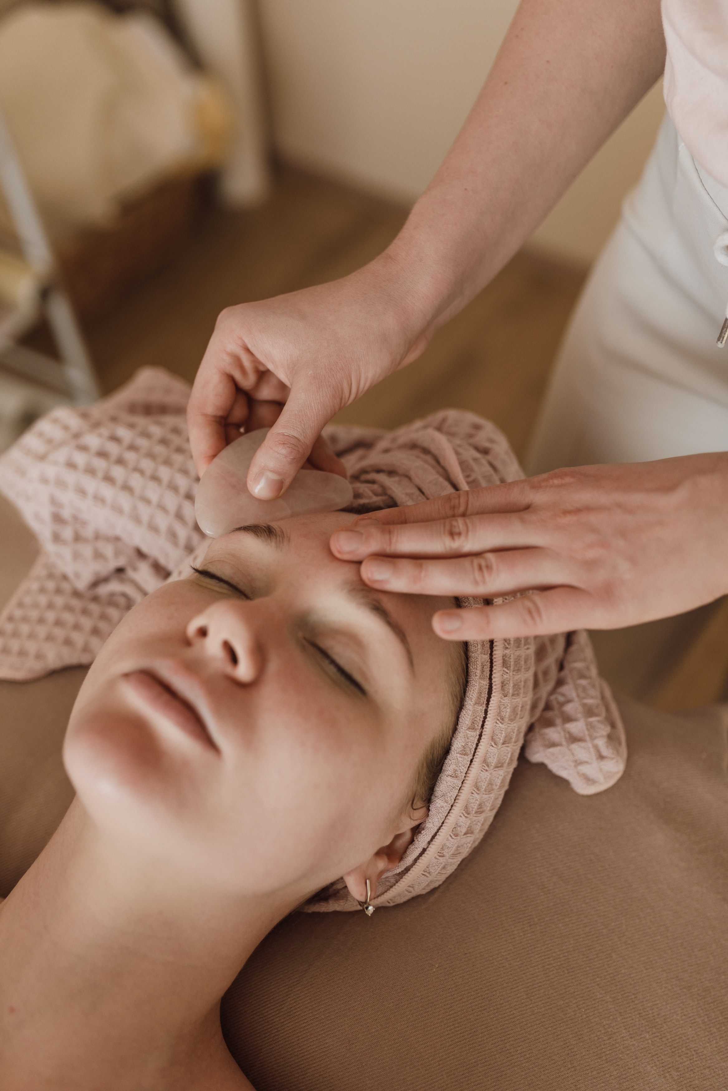 drainage lymphatique visage au pierre de gua sha Gardanne prés d'Aix en
                    Provence