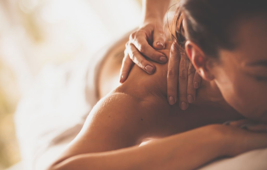 une femme qui reçoit un massage rééquilibrant à bouc-bel-air
