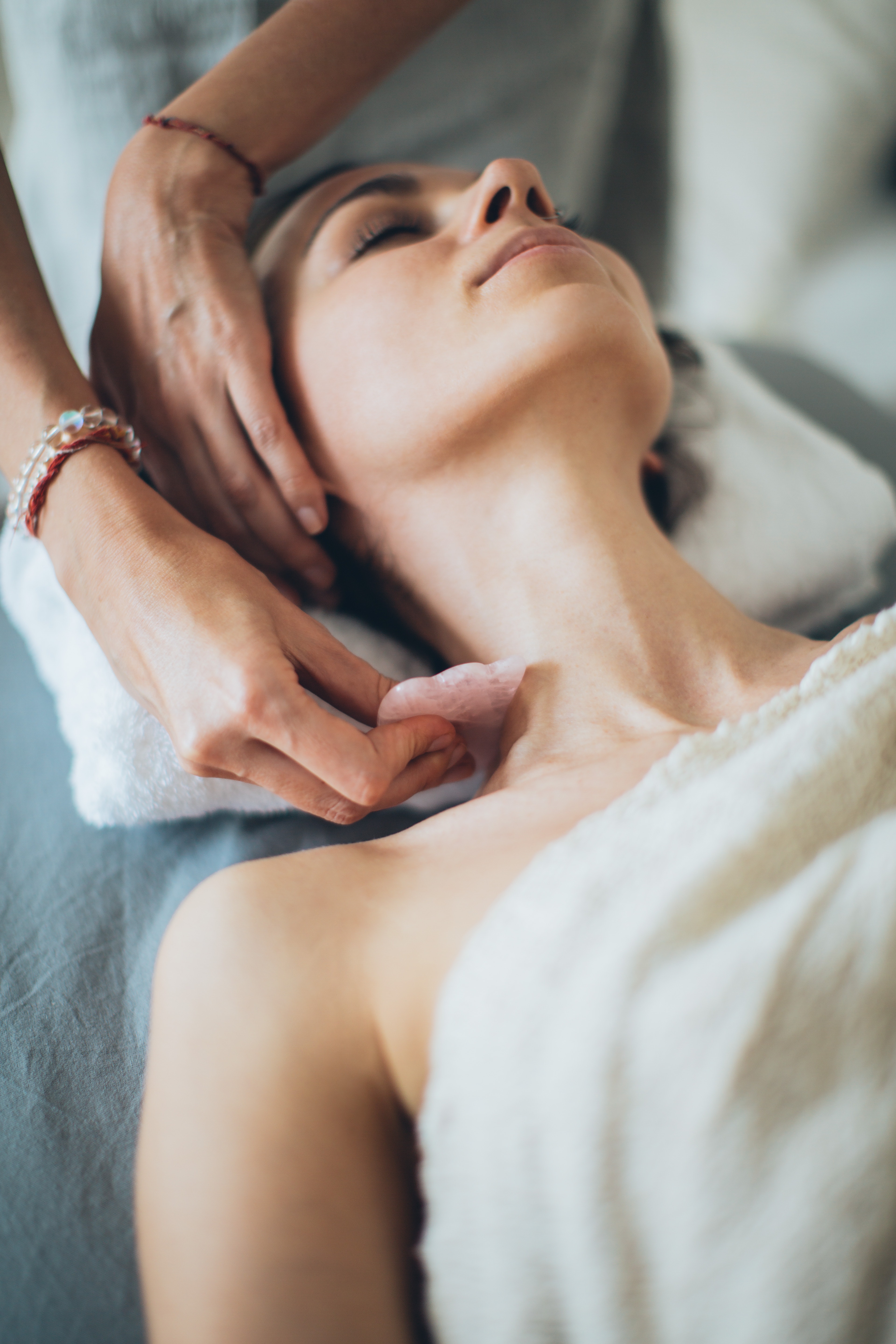 le soin anti-ride naturel : le drainage lymphatique visage au pierre de gua sha