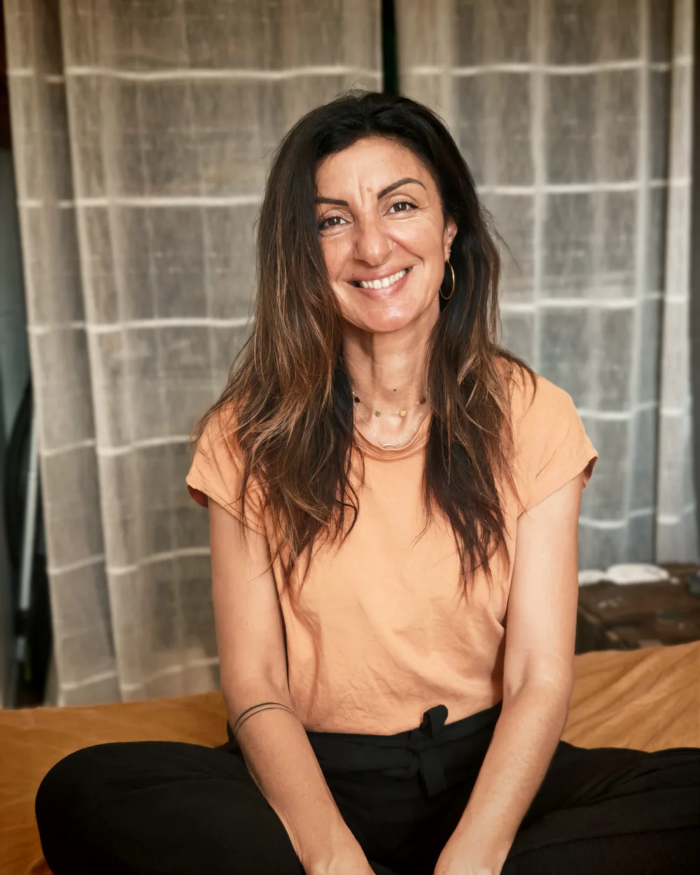 Marjorie souriante dans son institut de bien-être à Gardanne