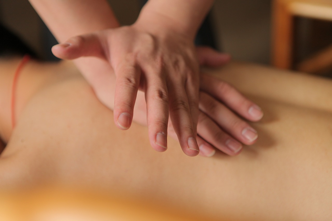 Une cliente détendue allongée sur la table de massage après une séance de drainage lymphatique
